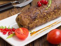 Мясной рулет с грибами и чесноком