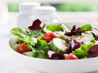 Весенний салат из огурцов и помидоров с фетой