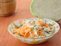 Витаминный салат из капусты и моркови