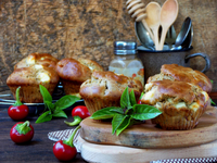 Маффины с зеленью, сыром и овощами