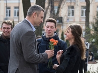 8 Марта: Кличко раздал подарки киевлянкам и вспомнил о маме