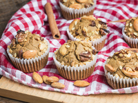 Банановые маффины с орехами