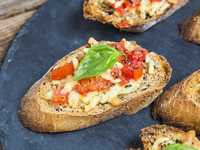 Брускетта с помидорами и сыром