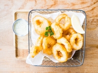 Жареные кольца кальмаров: три вкусные идеи