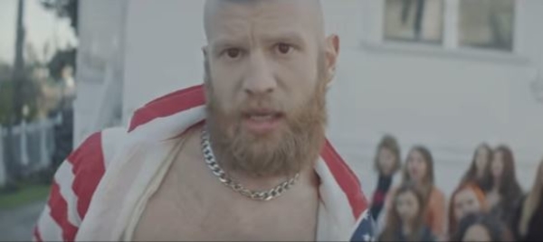 В мини-юбке и чулках: Иван Дорн сыграл проститутку в новом клипе