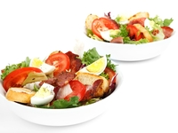 Весенний салат с беконом и помидорами