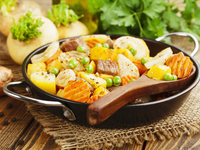 Весеннее жаркое из свинины с зеленым горошком