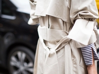 Стильный пример: 20 весенних образов с тренчем