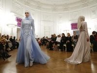 Дочь Кадырова показала в Москве коллекцию вечерних платьев