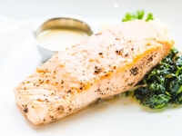Лосось с фетой и шпинатом по рецепту Марты Стюарт
