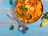 Испанская паэлья с курицей и морепродуктами