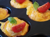 Вкусный завтрак: яичные кексы с весенними овощами