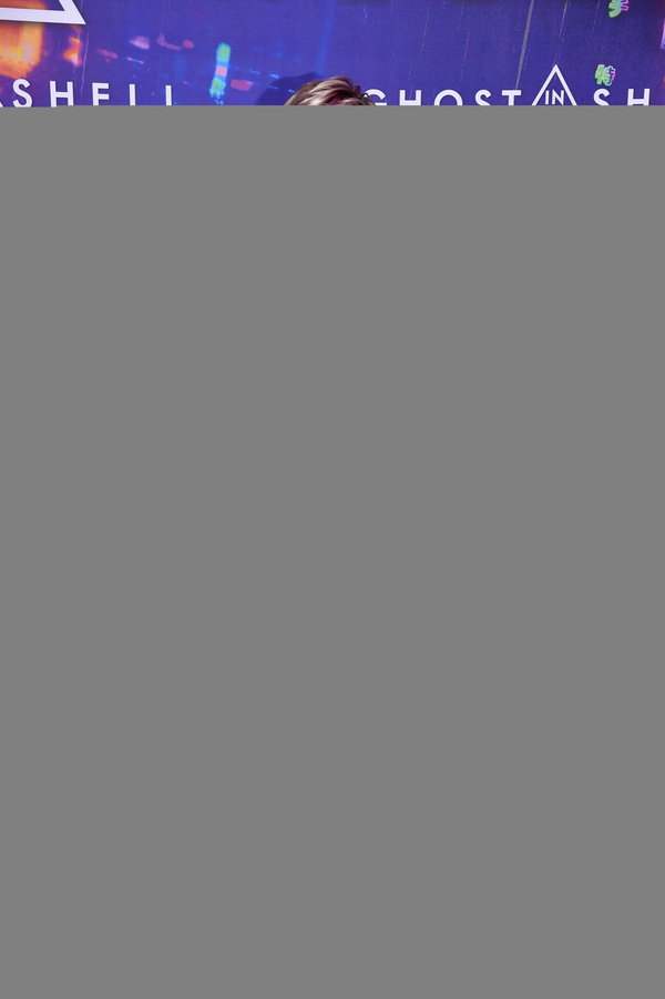 Скарлетт Йоханссон в Париже похвасталась оригинальным платьем