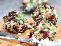 Сырные шарики с орехами, клюквой и петрушкой