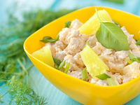 Рецепты салатов с курицей и ананасом: три вкусные идеи