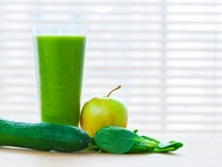 Весенний детокс-коктейль из яблок и шпината