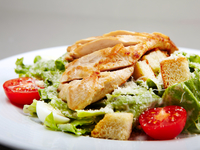 Рецепты салатов с курицей и сухариками: три вкусные идеи