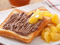 Французские тосты с шоколадом и фруктовым соусом