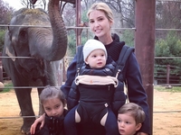 Иванка Трамп провела выходные с детьми в зоопарке