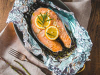 Стейки из лосося в духовке