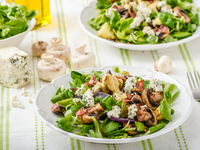 Рецепты салатов с грибами и сыром: три вкусные идеи