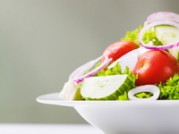 Постные салаты: три рецепта с огурцами и помидорами