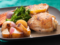 Запеченные куриные ножки с весенними овощами