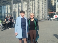 На каблуках и в платье: Савченко в Берлине сразила новым женственным образом