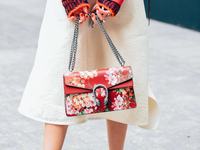 Как носить кроссовки: стильные образы для особого случая