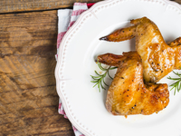 Запеченные куриные крылышки с медом и розмарином