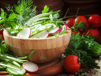 Весенний салат из черемши с помидорами и редисом