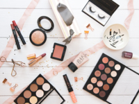 Пять косметических средств, которые помогут быстро собраться утром