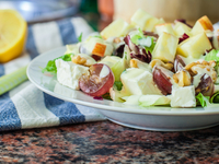 Французский салат с виноградом и сыром