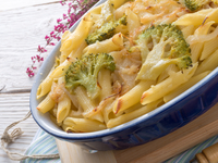 Запеканка из макарон с брокколи и ветчиной