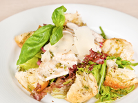 Тосканский салат с курицей и хлебом