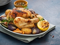 Запеченная курица с весенними овощами