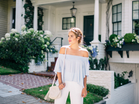 Как носить романтичную блузу: три идеи