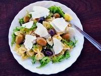 Весенний салат из пасты с фетой