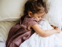 Как правильно будить ребенка по утрам