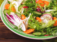 Весенний салат из редиса, огурцов и моркови