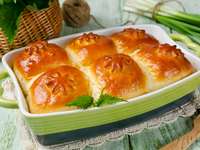 Дрожжевые булочки с творогом и весенней зеленью