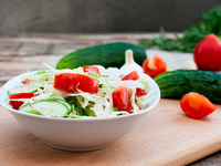 Весенний салат из редиса, огурцов и помидоров