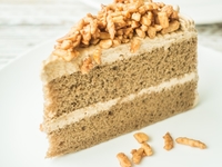 Медовый торт с орехами в мультиварке