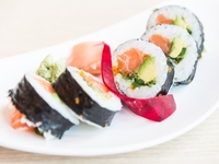 Роллы с креветками и авокадо