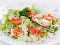 Салат из лосося с огурцами и сыром