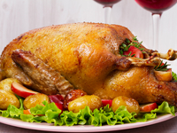 Утка, запеченная в духовке с яблоками