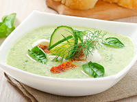 Холодный огуречный суп с вялеными томатами и моцареллой