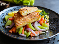 Вегетарианский обед: шницели из капусты