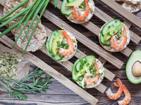 Полезный завтрак: хлебцы с авокадо и креветками