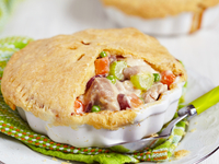 Пирог в горшочке с курицей и овощами